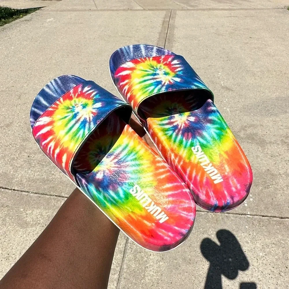 Muk Luks Unisex Pool Limbo Slide Rainbow Tie Dye‎